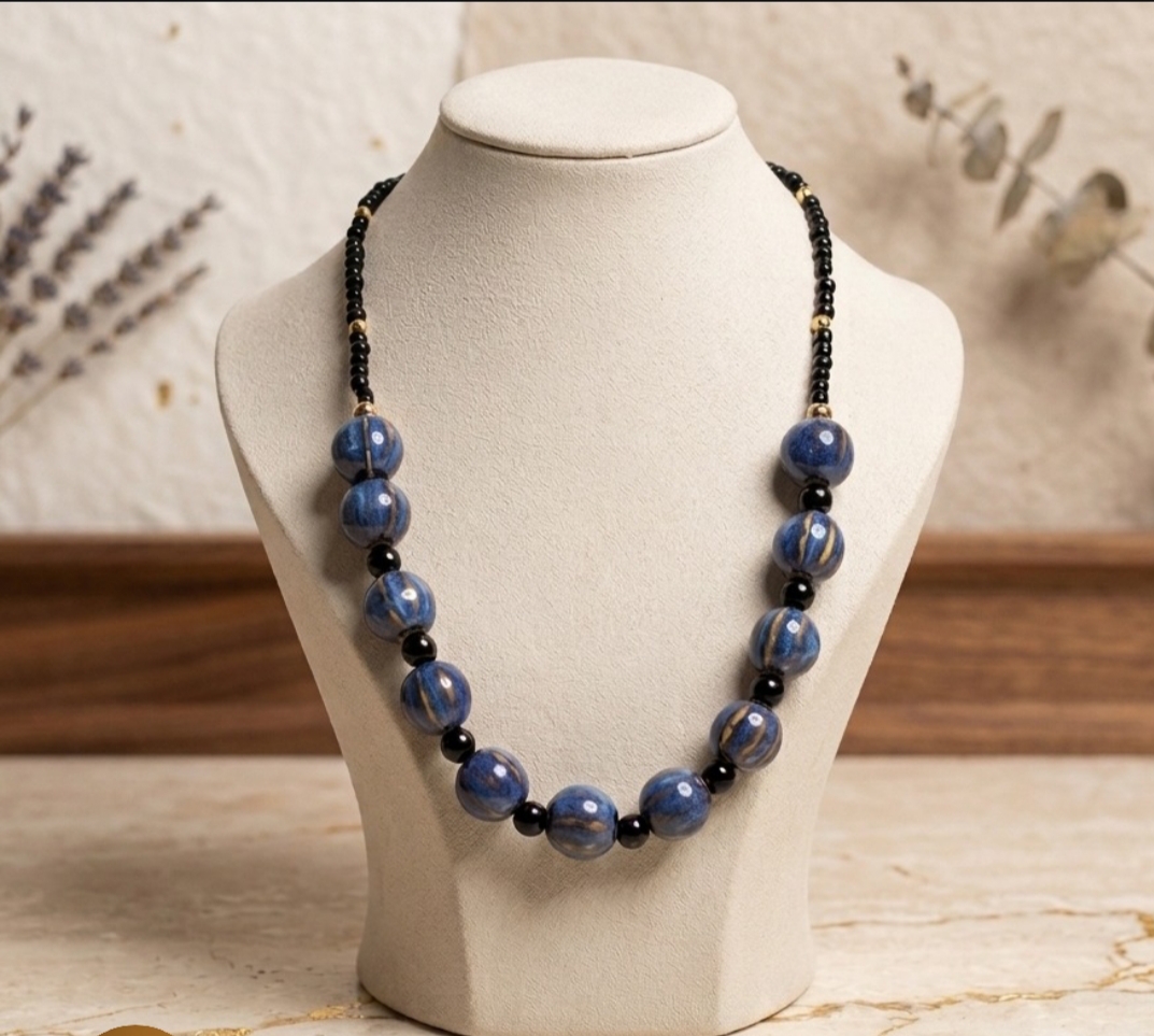 Collier de perles bleu nuit et détails dorés